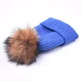 Kuschelige blaue Kinder Strickmütze mit großem braunem Kunstfellbommel für den Winter - Saphirblau