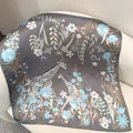 Elegante vierkante sjaal van 100% moerbeizijde met giraffe- en bloemenprint in grijs - Hertenveld bloemen RY-01