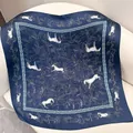 Luxe marineblauwe moerbeizijde vierkante sjaal met elegant paardenprint - Marineblauw paardenschaduw RY-02