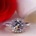 Detailweergave van een cushion halo-ring met briljante moissaniet en pavé-stenen. - US Maat 5 / 0.5 Karaat Stijl / Zilver