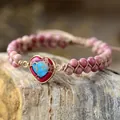 Gros plan détaillé d'un bracelet tressé à la main avec une pierre impériale en cœur - Cœur à Motif Rouge