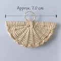 Primo piano di mini ventaglio in rattan intrecciato a mano con linea di misura - Stile Ventaglio 70 (竹编001) / 5 Pezzi/Confezione (Circa 6.5-7.3cm)