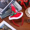Detalle de diadema festiva de gorro de Navidad con copos y acebo. - Diadema de Sombrero de Copo de Nieve Rojo
