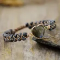 Vue détaillée du bracelet artisanal en perles de pierre à double couche avec un motif de cœur - Cœur Éclat Noir
