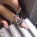 Elegante Nahaufnahme eines Verlobungsrings mit birnenförmigem Halo und Pavé-Band - Größe 5 / Birnenschliff Halo Ring Set / Silber