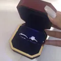 Detailansicht eines silbernen Zirkon-Ring-Sets in einer eleganten Holzboutique-Box. - Größe 5 / Silber