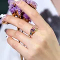 Gros plan détaillé d'une main portant une bague en pierres précieuses colorées plaquée or 18 carats - Bague Ouverte Réglable