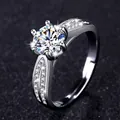 Elegante anello solitario in moissanite da 1 carato con castone a sei griffe silver - Dieci Cuori e Dieci Frecce (Donne) / 1 Carato (Con Confezione Regalo e Certificato) / Argento