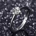 Anello solitario in moissanite da 0,8 ct con montatura a sei griffe e fascia regolabile elegante - Classico Sei Griffe (Donne) / 80 Punti (Con Confezione Regalo e Certificato) / Argento