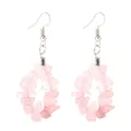 Vue détaillée de boucles d'oreilles créoles en perles de quartz rose naturel - Quartz rose