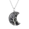 Vue détaillée d'un collier pendentif lune en pierre naturelle arbre de vie fait main - Style Labradorite Argent