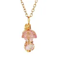 Detailansicht der handgefertigten Halskette mit rosafarbenem Pilzanhänger und Golddraht - Mushroom Style (N588) / Hellrosaquarz