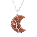 Détail du pendentif lune en pierre de soleil avec un enroulement d'arbre de vie argenté - Style Goldstone Argent