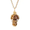 Detailansicht der handgefertigten Golddrahtwicklung am Tigerauge-Pilz-Halskettenanhänger - Mushroom Style (N588) / Lilastein