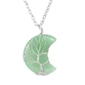 Détail d'un pendentif lune en pierre naturelle avec arbre de vie enveloppé de fil. - Style Aventurine Verte Argent
