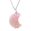 Gros plan d'un pendentif lune en quartz rose fait main avec motif arbre de vie filé. - Style Quartz Rose Argent