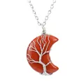 Gros plan sur l'arbre de vie artisanal en fil sur pendentif lune en pierre rouge - Style Jaspe Rouge Argent