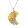 Gros plan du pendentif arbre de vie artisanal sur une lune en pierre naturelle jaune - Style Agate Crazy Lace Argent
