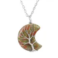 Vue détaillée d'un pendentif lune en unakite naturelle enveloppé d'arbre de vie. - Style Unakite Argent