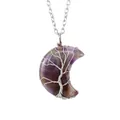 Gros plan du pendentif lune en améthyste avec motif arbre de vie en fil d'argent - Style Améthyste Argent