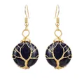 Dettaglio di orecchini Albero della Vita avvolti in filo d'oro con pietra blu. - Gold + blue sandstone