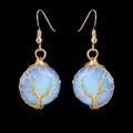 Dettaglio di orecchini albero della vita fatti a mano in filo d'oro con pietra di opalite - Oro e Opale (Sintetico)