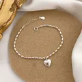 Vista detallada de una pulsera de cuentas de grano de arroz con colgante de corazón - Grano de Arroz Corazón (S-B365) / Plateado