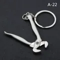 Llavero de metal en miniatura con un colgante de alicate realista en tono plata - Cortapernos (A-22)
