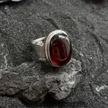 Vintage Silberring verstellbar mit großem ovalem rotem Granatstein auf Stein - Rubin-Cabochon-Stil (JZ0948)