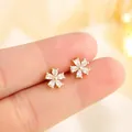 Primer plano de pendientes de flor de cerezo con pétalos de circonita brillante - Estilo de Flor de Cerezo (LS17608) / Pack de 1 par / Pendientes de Cinco Pétalos de Cerezo (Oro Amarillo)