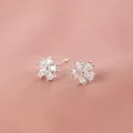 Elegantes pendientes botón flor de cerezo con circonitas brillantes acabado plateado - Estilo de Flor de Cerezo (LS17608) / Pack de 1 par / Pendientes de Cinco Pétalos de Cerezo (Oro Blanco)