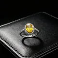 Détail d'une bague en argent avec pierre jaune ovale et halo de diamants brillants - Bague (T16) / Jaune
