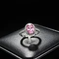 Vue détaillée d'une bague moissanite rose ovale dans un serti halo avec ombre en cœur - Bague (T16) / Rose