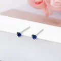 Gros plan de boucles d'oreilles cœur en argent 925 avec saphir bleu de 3 mm de diamètre - Cœur (3mm) / Tige en argent 925 / Bleu saphir