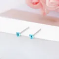 Vue macro détaillée de petits clous d'oreilles en forme de cœur bleu clair en argent sterling - Cœur (3mm) / Tige en argent 925 / Bleu Océan