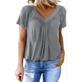 T-shirt gris décontracté pour femme avec col en V, manches courtes et détails plissés - S / Hauts / Gris