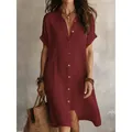 Modisches burgunderrotes Hemdkleid mit Knöpfen, kurzen Ärmeln und lässiger Midi-Länge. - S / Kleider / Burgunderrot