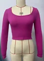 Vista detallada de un top corto fucsia de manga larga en punto de canalé en maniquí - S / Tops / Rosa rojo