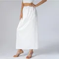Elegante sottoveste lunga in raso bianco con bordo in pizzo delicato in dettaglio - Taglia S / Pantaloni e gonne / Bianco