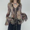 Detailansicht eines Vintage-Mesh-Tops mit floralem Leopardenmuster und Volants - S / Oberteile / Regenbogen
