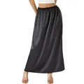 Dettaglio della gonna midi in raso nero con un elegante bordo in pizzo sull'orlo. - Taglia S / Pantaloni e gonne / Nero