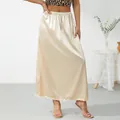 Dettaglio ravvicinato di una gonna in raso color champagne con delicato bordo in pizzo bianco - Taglia S / Pantaloni e gonne / Champagne