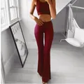 Vista de los pantalones de yoga acampanados granates con un top corto sin mangas. - Burdeos