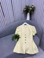 Vista dettagliata di un blazer giallo chiaro a maniche a sbuffo con bottoni decorativi - Giallo