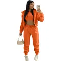 Primer plano que muestra la textura y el ajuste del conjunto deportivo naranja - S / Conjunto (LZ6033-655) / Naranja
