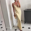 Vue détaillée d'une robe nuisette en satin champagne avec bordure en dentelle au décolleté. - S / Robes / Jaune