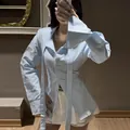 Blusa entallada de manga larga a rayas azules y blancas con detalle de lazo frontal. - S / Tops / Azul