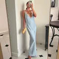 Robe nuisette élégante en satin bleu clair avec col en V en dentelle blanche chic. - S / Robes / Bleu