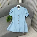Camicia blazer azzurra a maniche corte a sbuffo con bottoni decorativi eleganti. - Blu
