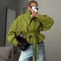 Chaqueta gabardina corta de moda verde lima con cuello alto y cinturón ajustable de lazo - S / Tops / Verde Hierba